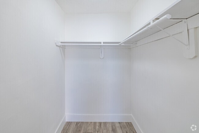 2BR, 1BA - 900SF - Closet
