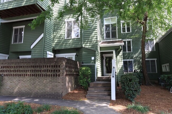 Building Photo - COMING SOON:2 bedroom townhome in Uptown Charlotte! Unit G
