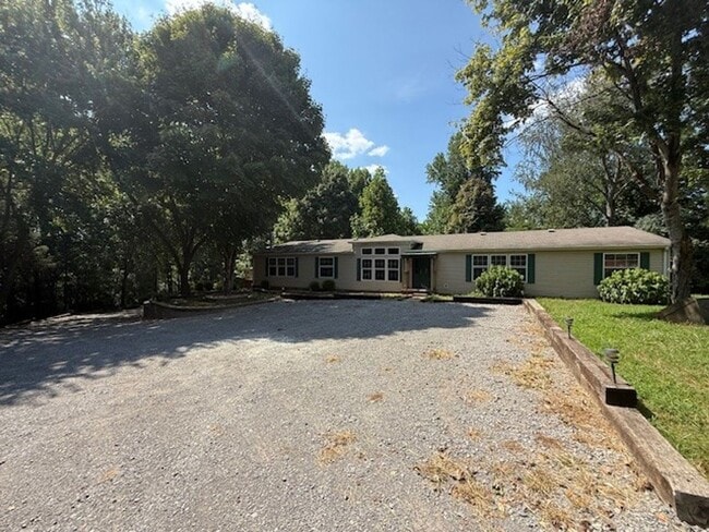 Building Photo - Available Now Spacious 3 Bedroom Home on P...