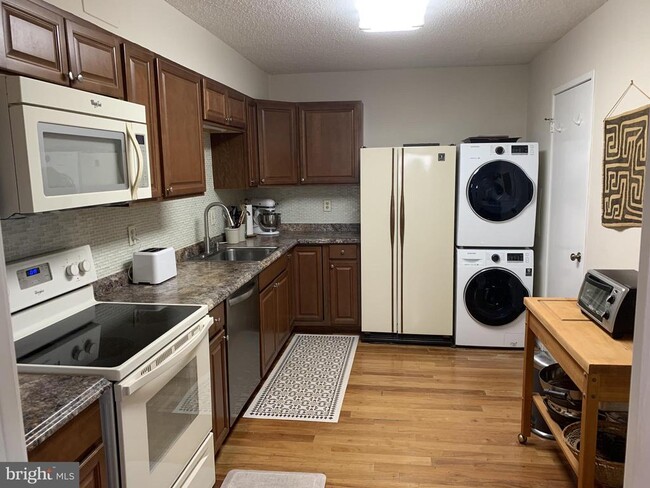 Photo - 5903 Mt Eagle Dr Unidad 802