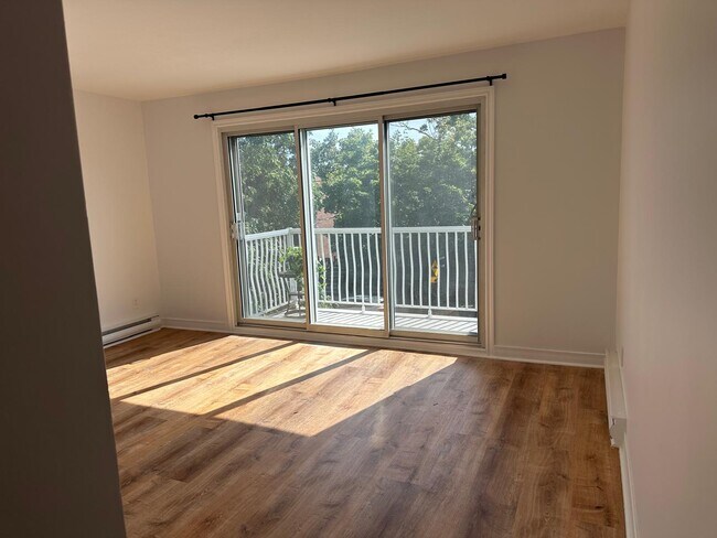 Building Photo - 9357 Rue Basile-Routhier Unit 2nd floor apt.