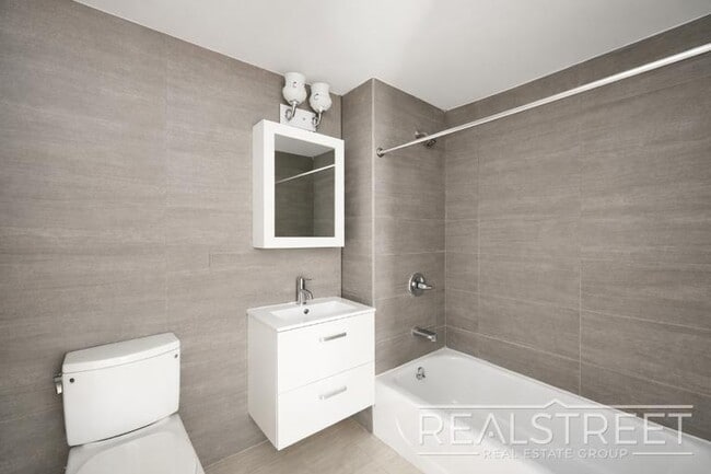 Photo - LUXURY 1 BED LOFT in Queens! Unit 611