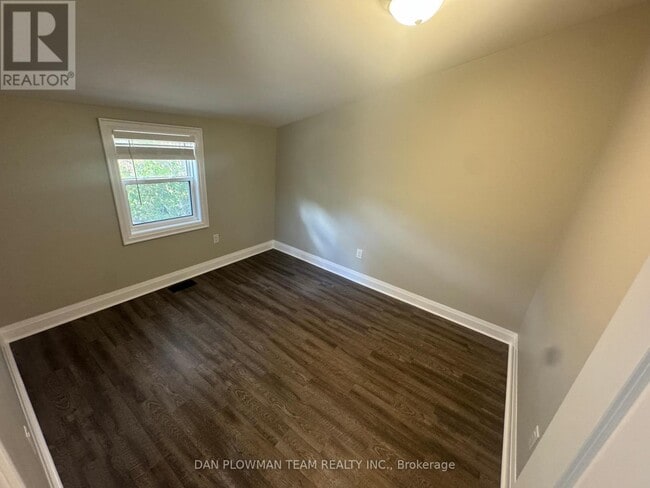 Photo - 460 Park Rd S