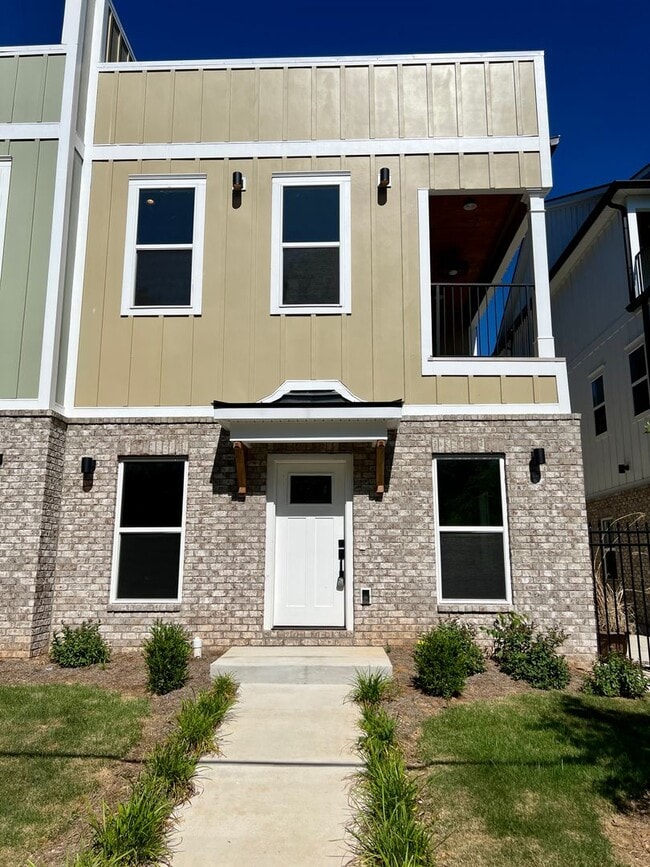 Building Photo - *1/2 Off 1st Months Rent!* Luxury 4Bed/4Bath Home, *Roof Top Patio* in the Heart of Murfreesboro