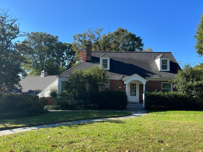 Lovely Home with Two Car Detached Garage - Lovely Home with Two Car Detached Garage