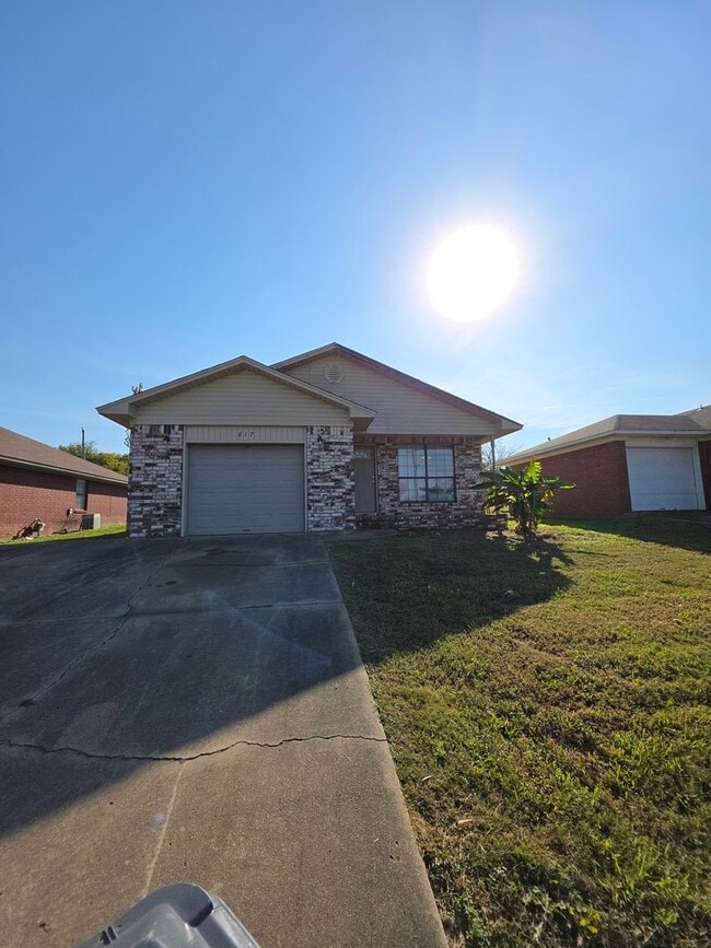 Building Photo - 817-825 West 12th St. Unit 817