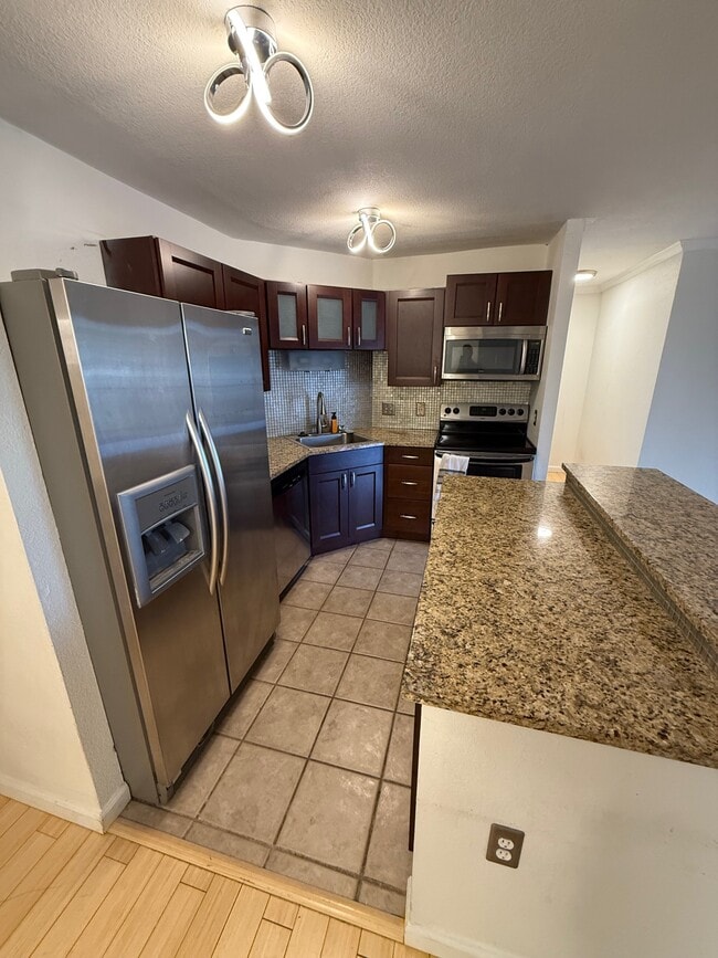 Kitchen with dishwasher, stainless steeel appliances, in-door ice maker and water dispenser - 1301 Speer Blvd Unit 505