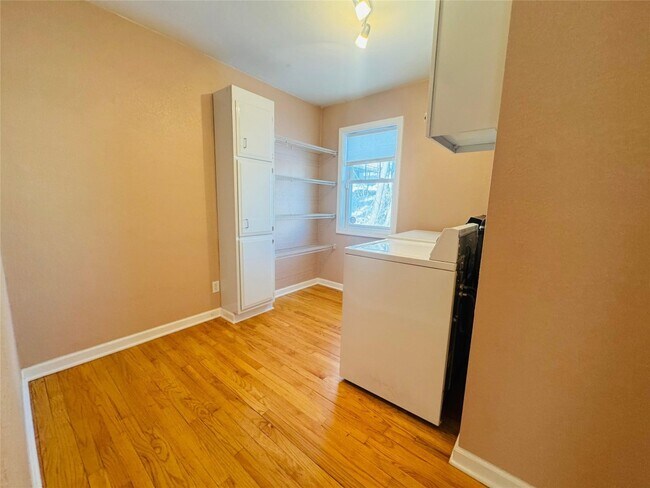 Photo - 2405-2405 Jenkins St