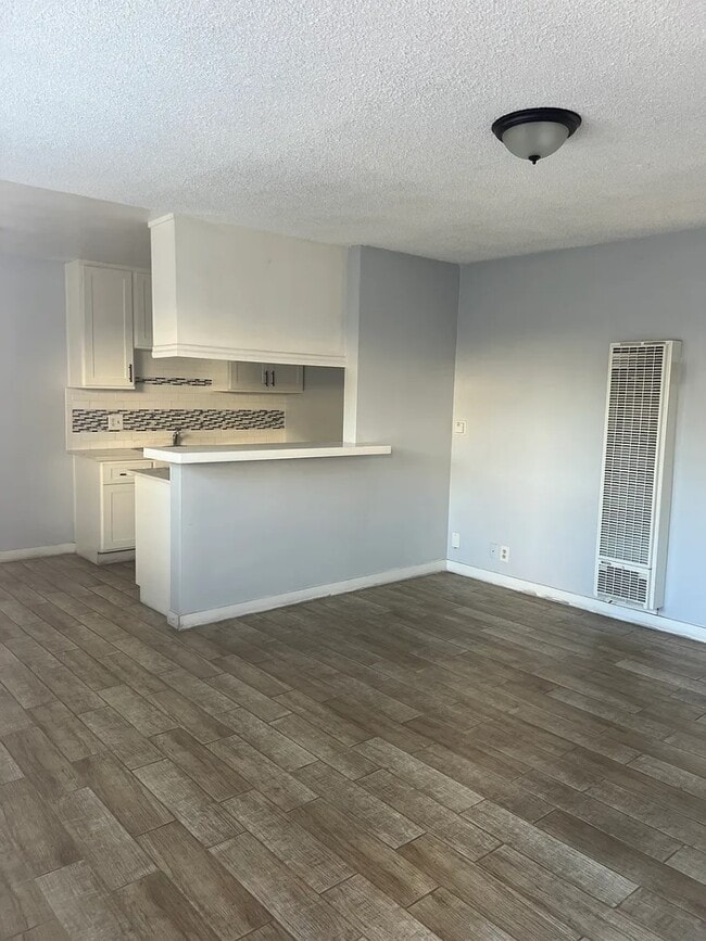 Photo - 9318 Victoria Ave