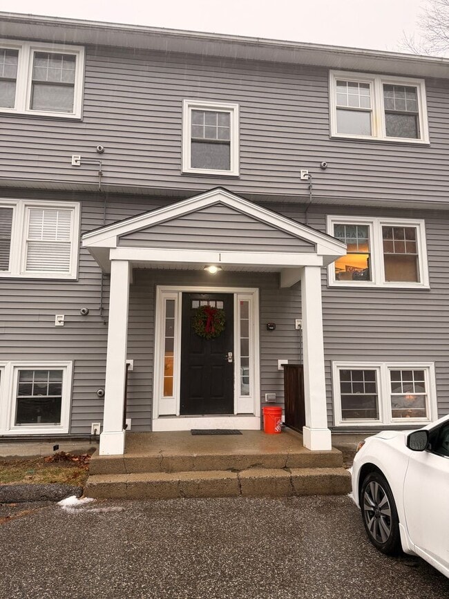 Building Photo - Downtown Kittery, walking distance to the Portsmouth Naval Shipyard!