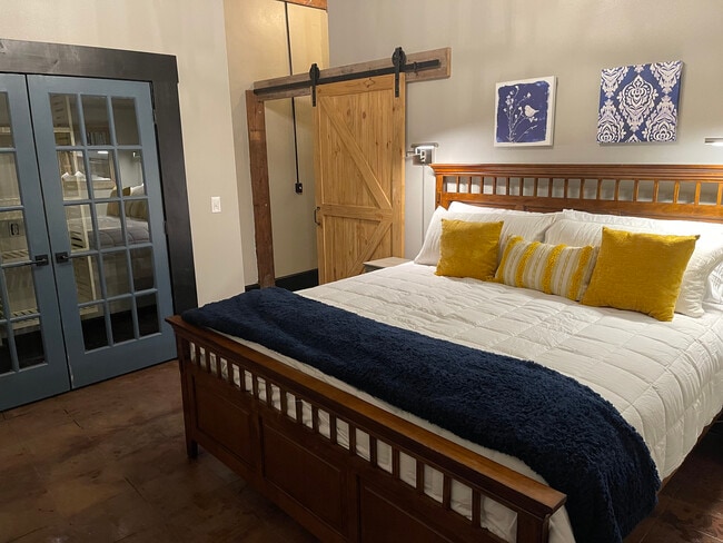 King size bed - 725 S Baker St Unit Apt 725