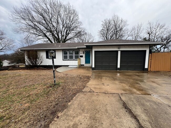 Building Photo - Move-In Ready 6-Bedroom Home in Raytown