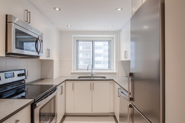 Building Photo - 3435 Rue Drummond Unit 51