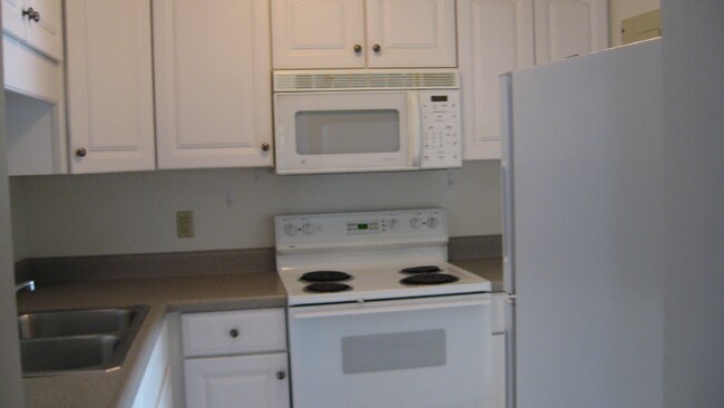 Photo - 868 1/2 S Main St Unit Apt 1