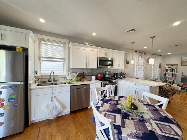 Building Photo - 59 Saratoga St Unit 3 Rental