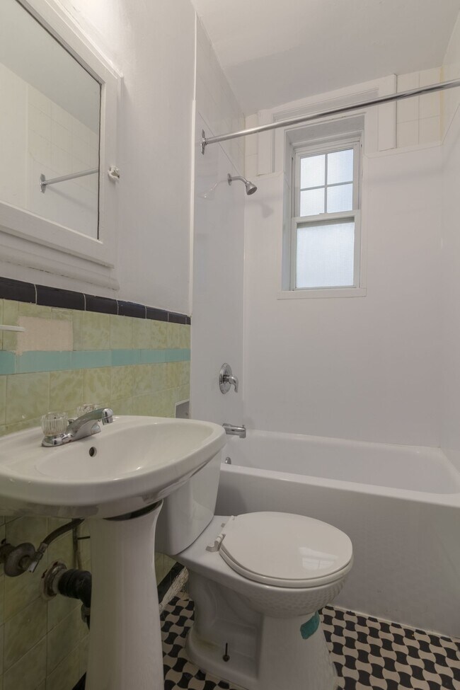 Photo - 2100 Rue du Fort Unit 302