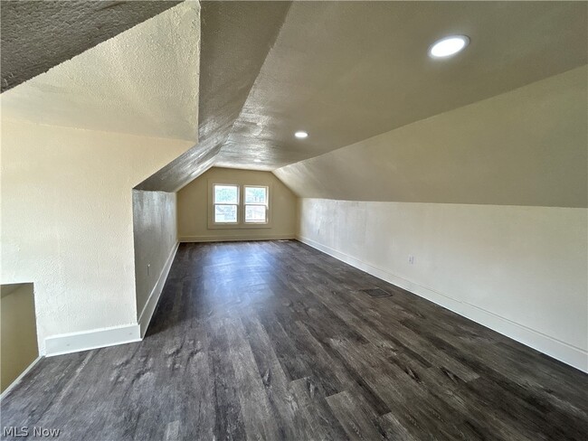 Building Photo - 1317 Plum St Unit Apt 2