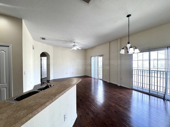 Photo - 1985 Estancia Cir