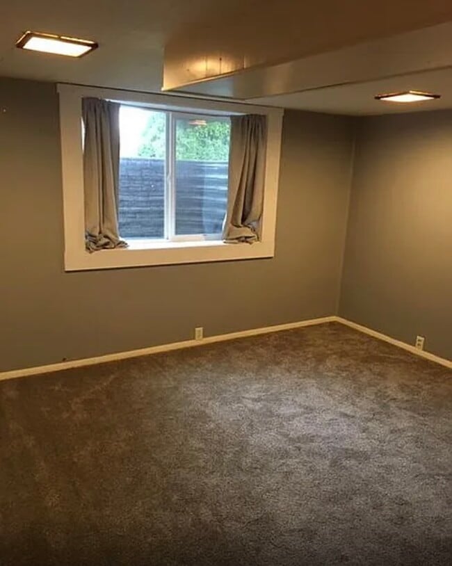 Habitación en el sótano con ventana de salida de emergencia. - 95 Harvard St