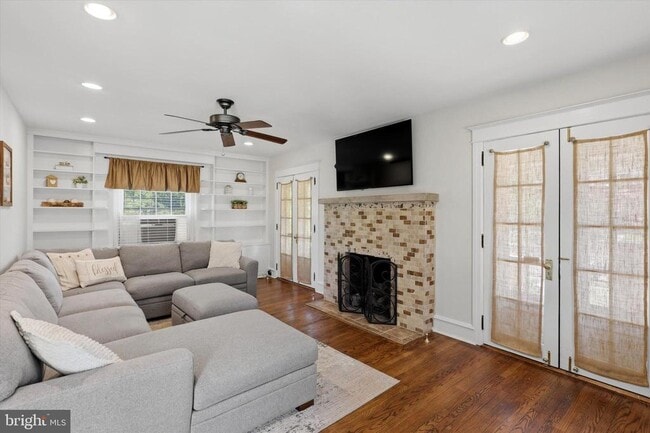 Photo - 1637 Locust St