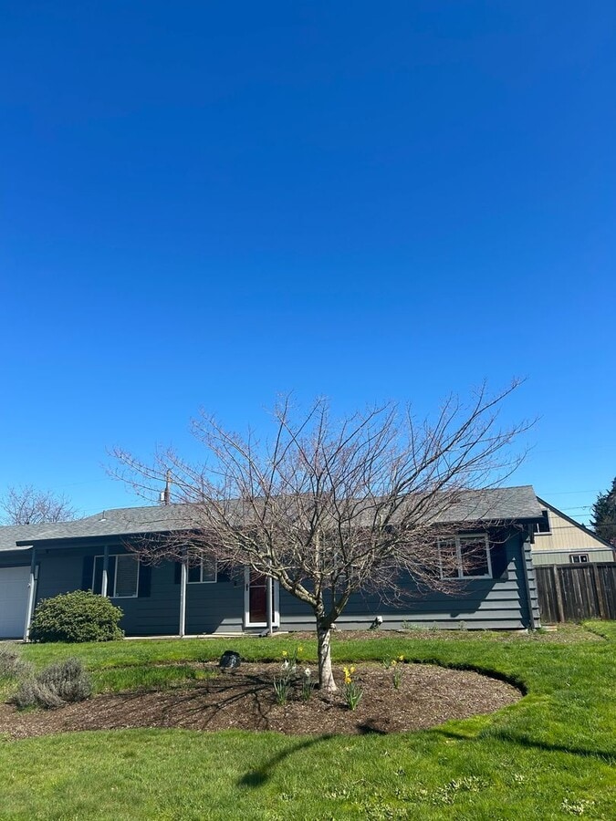 3 BD Ranch Style Home with Garage & Large Lot - 3 BD Ranch Style Home with Garage & Large Lot