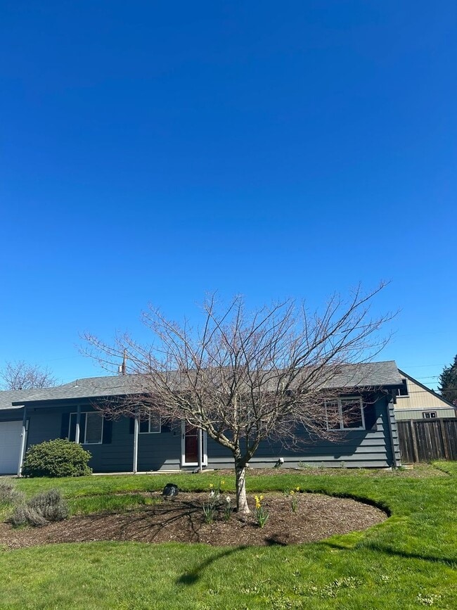 Building Photo - 3 BD Ranch Style Home with Garage & Large Lot