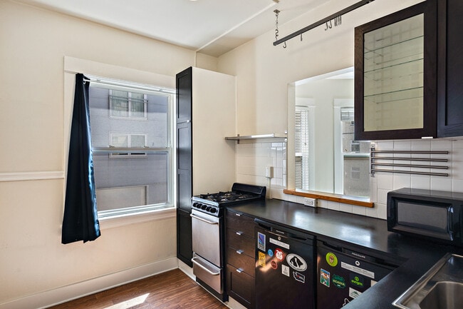 Photo - 115 Bellevue Ave E Unit 105