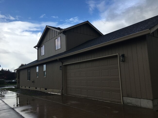 Photo - Spacious home in desirable neighborhood in Creswell, OR.