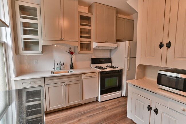 Photo - Charming 3 Bedroom on Verbeke St w Off Str... Casa