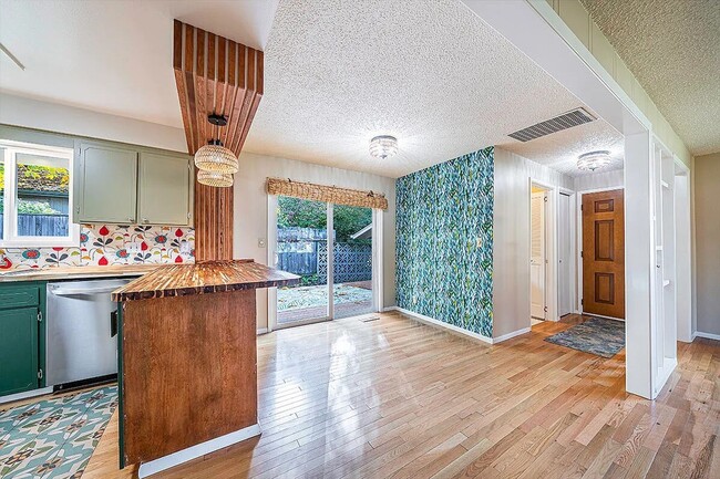 Building Photo - 3 Bed 2 Bath Home