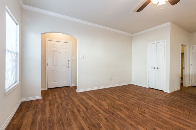 Photo - Great 3 bed/2 bath Home Backing onto Holland Park Recreation Area/Trail!!