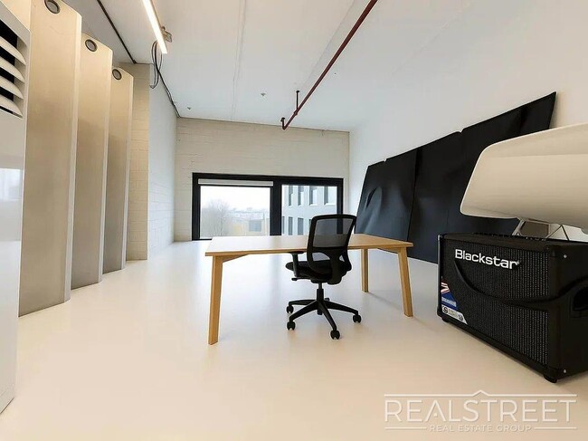 Photo - Hart St Unidad 304