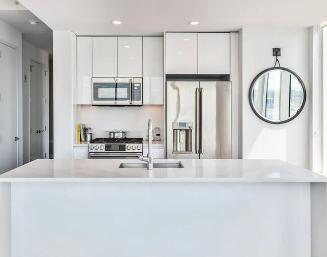 Building Photo - 511 W 36th St. Unit 26C