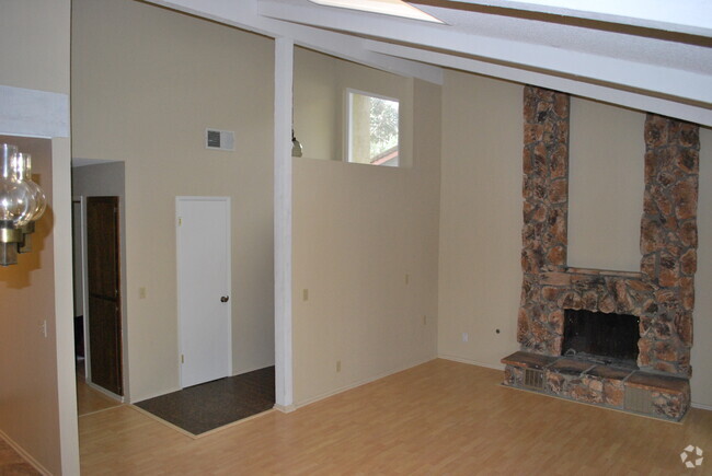 Building Photo - 1672 Colusa Ave Rental