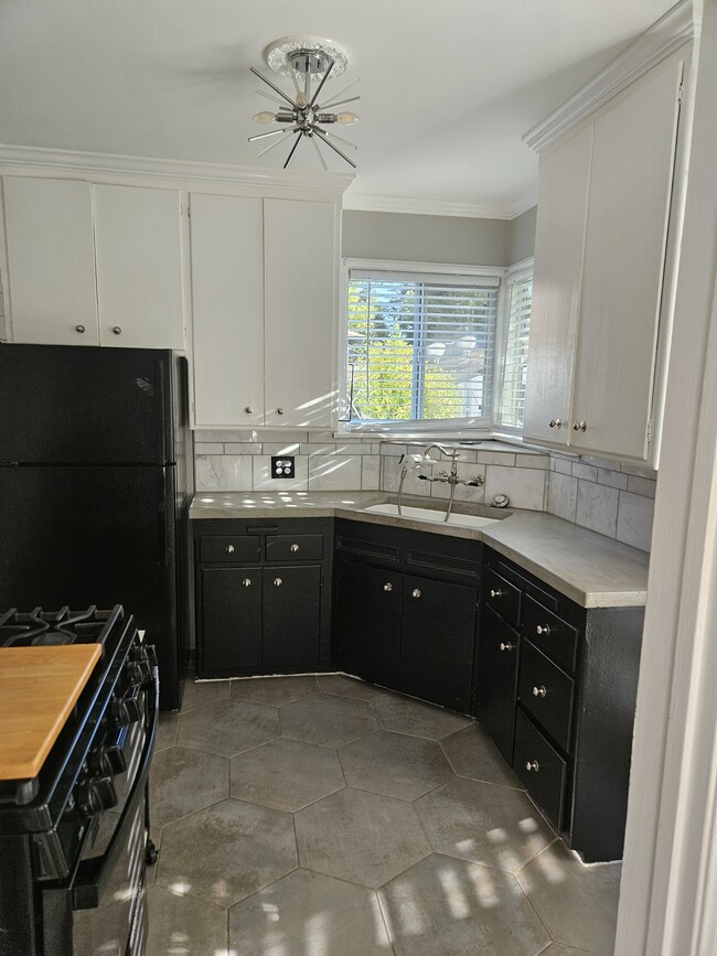 Building Photo - 608 N Madison Ave Unit 608