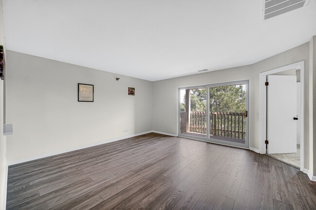 Photo - 124 Glengarry Dr Unit 302