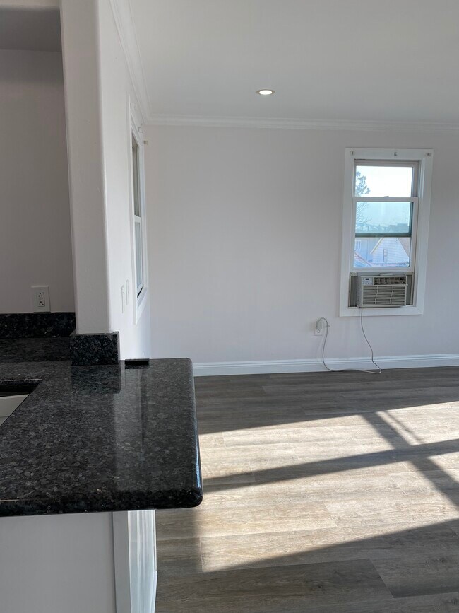 Kitchen island/“peninsula” - 358 22nd St Unit 4
