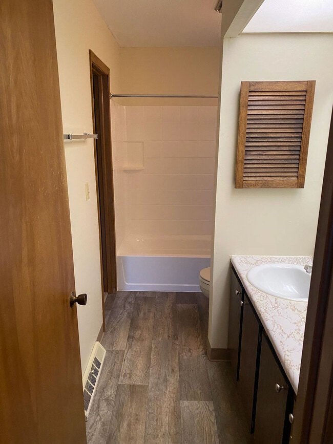 Photo - London Square Apartments