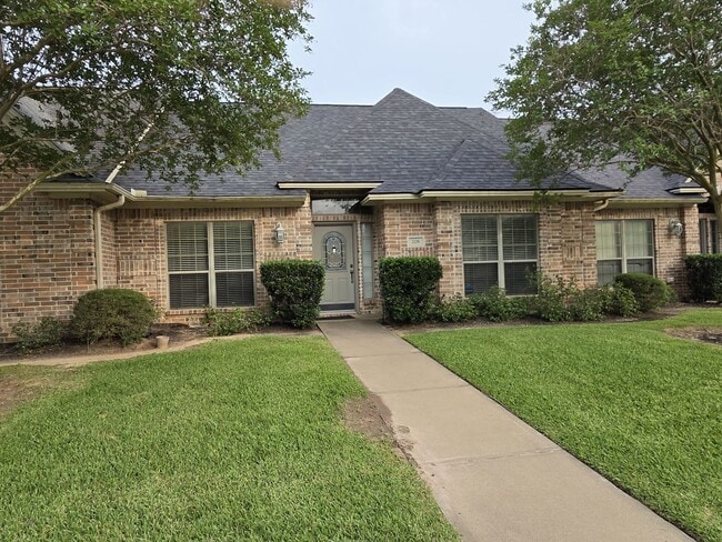 Building Photo - Spacious 3/2 townhome in great location