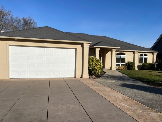 Photo - PET FRIENDLY!! Beautiful 3 Bedroom 2 Bath Home in Eagle Point Golf Course Community