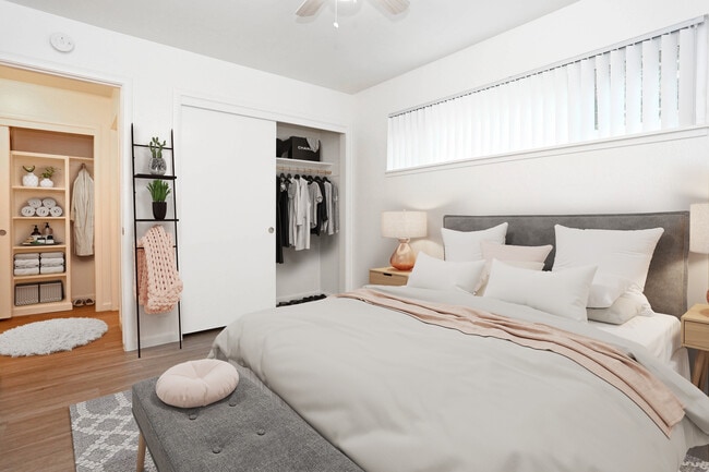Building Photo - SUR Apartments