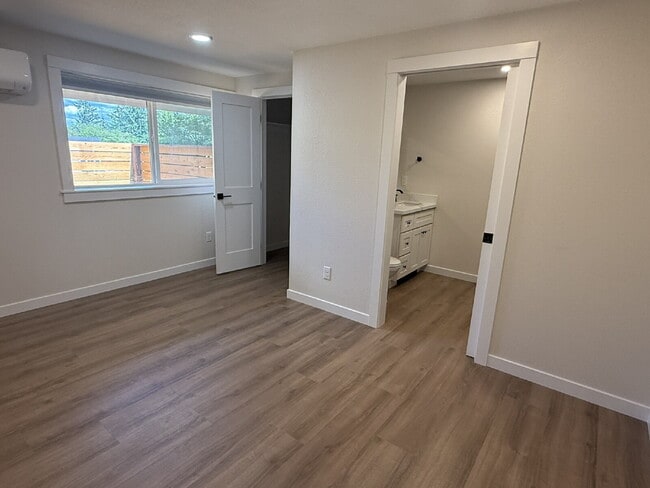 Photo - Charming 1-Bed Retreat in Kent: Cozy 460 Sq Ft Unit with Full Bath! Unidad B