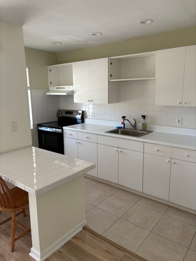 Building Photo - 1021 SE Monterey Rd Unit A30