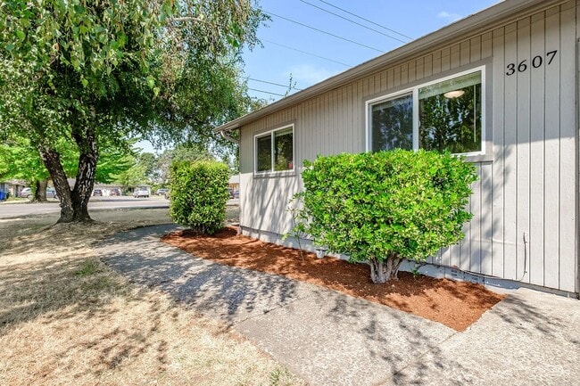 Photo - 3609 White Oak Ct NE