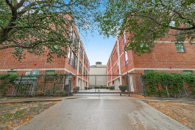 Building Photo - 118 McGowen St Unit F