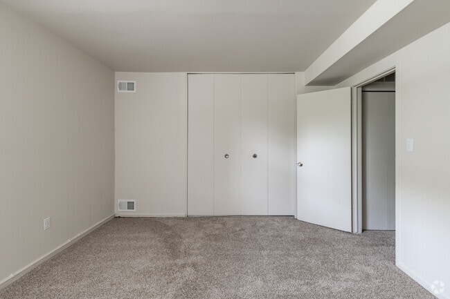 1BR, 1BA - 730SF - Belleville Pointe Apartments