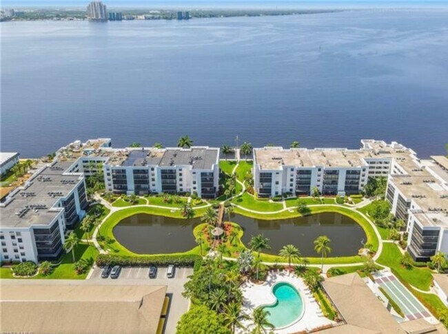 2/2  Beautiful Condo  in great community