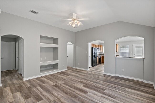 Photo - 1002 Crested Point Dr