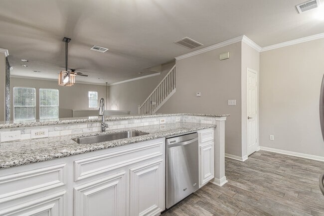 Photo - 1729 Tuam St