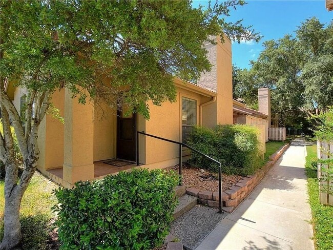 Photo - 1202 Thorpe Ln Unit 305